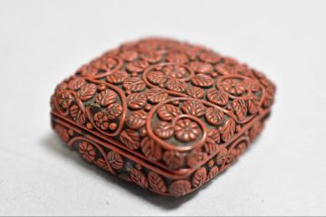 【英】A1126 時代 堆朱小香合 中国美術 朝鮮 韓国 香道具 盒子 蓋物 漆器 漆芸 彫刻 骨董品 美術品 古美術 時代品