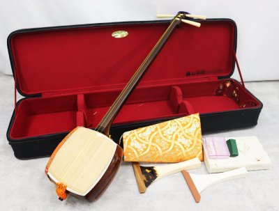 【行董】三味線 地唄 地歌 中棹 民謡 和楽器 伝統楽器 有棹弦楽器 撥付き ハードケース付き AA035ABC48