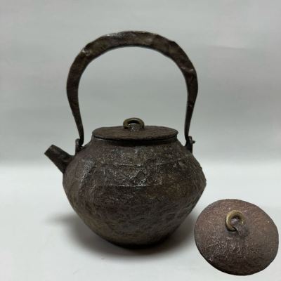 蔵六 古鉄製　環摘まみ　鉄砲口　小振り　鉄瓶 煎茶道具 時代鉄瓶