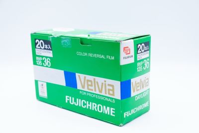 FUJIFILM フィルム 期限切れ 富士フイルム リバーサル135 35mm 36枚　カラーフィルム　20本　1箱　未使用品　冷蔵庫　Velvia カラー
