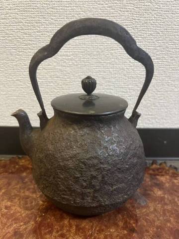 【偲】龍文堂造 安之介 小ぶり 鉄瓶 茶道具 急須 煎茶 急須 旧家 骨董 鉄器 金属工芸 茶器 高約20cm横約12cm、容量約950ml