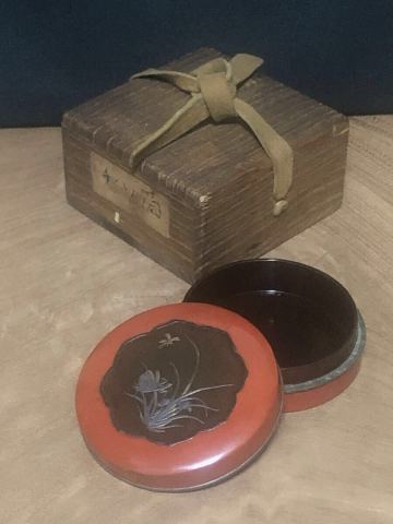 【茶道具】時代香合・『草花に昆虫（蟷螂・蜂）』図・金銀象嵌 螺鈿細工・古作箱付