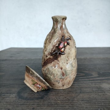 蔵出し初出し 水月焼 徳利 盃 杯 在銘 銘あり 古作 お猪口 ぐい呑み 沢蟹 カニ 酒器 箱無し 工芸品 陶器 縁起物 花入 伊予 道後 二六焼