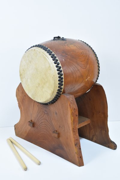 和太鼓 胴長太鼓 打面30.5cm 撥 台座付 高さ67cm 和楽器 打楽器 太鼓 両面 バチ お祭り イベント 寺院 仏閣 神社 Ab-47S