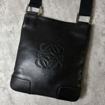 美品/両面アナグラム●LOEWE ロエベ ショルダーバッグ サコッシュ 斜め掛け クロスボディ ロゴ型押し レザー 本革 ビジネス メンズ 黒