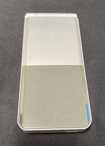 ☆NTTdocomo F-03L シルバー 中古美品 電池純正3個つき 純正充電スタンドつき ケーブル2本おまけ☆