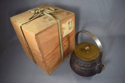 鉄瓶 金寿堂造 銅蓋 取手 銀象嵌 雷文 瓶掛 湯沸 鉄壺 金寿堂 雨宮宗 茶道具 検索 煎茶道具 ボーフラ 湯銚 鳴泉