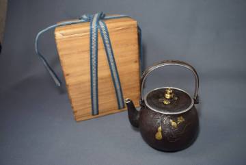 銀覆輪 鉄瓶 銀象嵌 金彩色 瓢箪紋 瓶掛 湯沸 鉄壺 急須 薬缶 煎茶道具 ボーフラ 湯銚 鳴泉 検索 鉄地 銀瓶