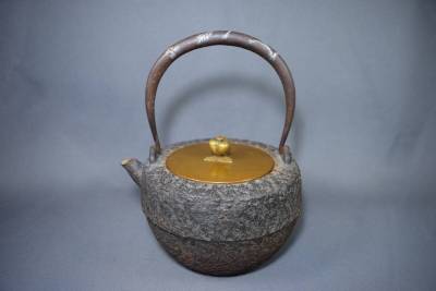 鉄瓶 銅蓋 金寿堂造 取手 銀銅象嵌 岩肌地 胴帯 口下在印 雨宮 鉄壺 金寿堂 瓶掛 湯沸 茶道具 