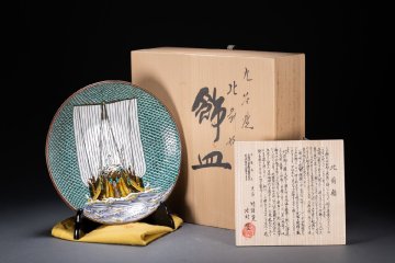 【珍品堂】1円から OS5-P01 九谷焼 北村隆 作 竹隆窯 染錦 北前船 皿在銘 飾皿 径27.8cm共箱 説明書 共布 木箱 希少 時代物 骨董品 古美術