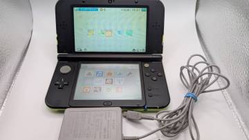 1円～【上下IPS液晶】Nintendo ニンテンドー New 3DS LL ライム ブラック 充電器・タッチペン・保護フィルム付き