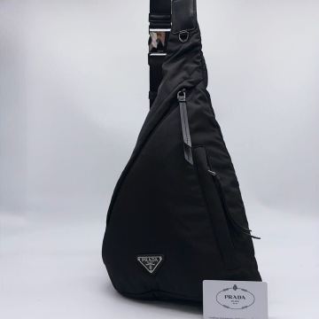 近年モデル PRADA プラダ Re ナイロン トライアングル2VZ092 ボディバック ブラック ショルダーバッグ レディース メンズ 