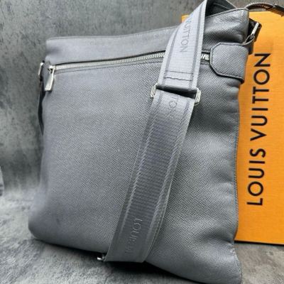 美品 ルイヴィトン LOUIS VUITTON サシャ タイガ メンズ ショルダーバッグ サコッシュ 斜め掛け レザー 本革 グラシエ 灰 グレー M32630