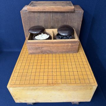 碁盤 碁石 囲碁 へそあり 蛤 那智黒 榧 日向 厚さ5寸 45.5cm41.5cm28cm 重さ約14kg 白172個 黒173個 一部欠け割れ有り