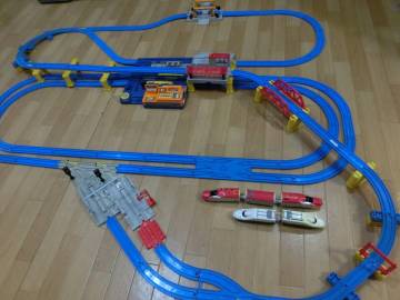 プラレール 生産終了廃盤品 車両基地から 100音声駅と2階建て駅合体 どこでも行ける線路 複雑立体巨大な 豪華版貴重コラボレイアウト 1円～