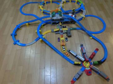 プラレール 大量 無限8字コースターループから 抜け出して 合体3階跳ね橋駅を 自由に出入り 巨大立体ジオラマに オール連結可能突入1円～