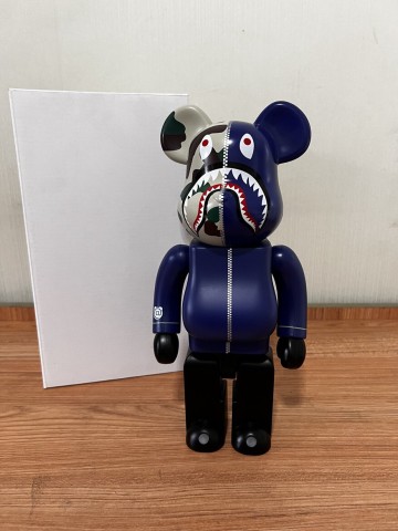 新品 メディコム・トイ BE@RBRICK/ベアブリック BAPE(R)の1st CAMO SHARK NAVY 400％ フィギュア 置物 28CM
