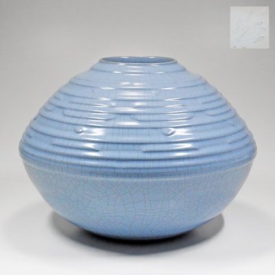 【TAKIYA】8131 人間国宝 中島宏『 青磁彫文壺 』共箱 銘有 約22x30cm 中島青磁 花器 花瓶