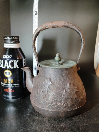 釜師　小振り　明治時代　獅子　牡丹　鉄瓶 煎茶道具 茶道具 骨董 時代物 茶器 急須 銅蓋 龍文堂 アンティーク