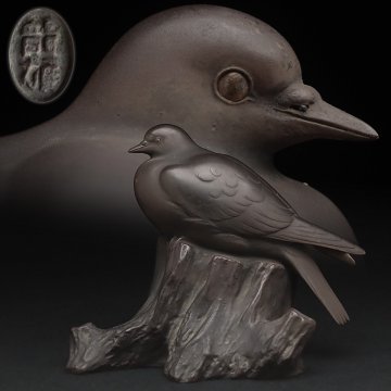 FD505 時代金工【加藤龍雄 作】鋳銅造「鳩」置物 高15.5cm「切株に鳩」床置 床飾 古美術 師 大島如雲