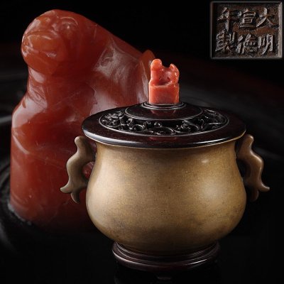 ZM432 中国美術 大明宣徳年製 宣徳銅点金双耳香炉 瑪瑙摘紫檀透火舎 / 紫檀底座付 全高13.7cm 木箱附・魚耳圈足炉 唐物 古玩