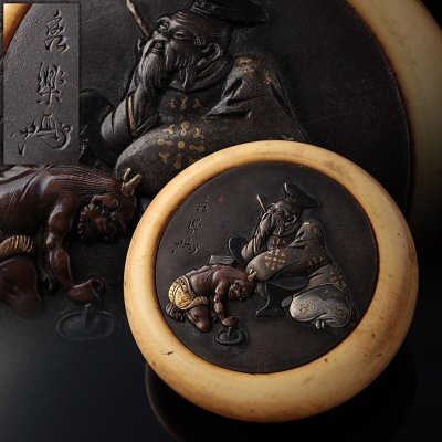 FC556 江戸-明治時代【金工家 小沢秀楽 作】牙製 鏡蓋饅頭根付 / 四分一地金銀赤銅嵌肉彫「柿本人麻呂と鬼図」師 猩々天民 提物 装飾