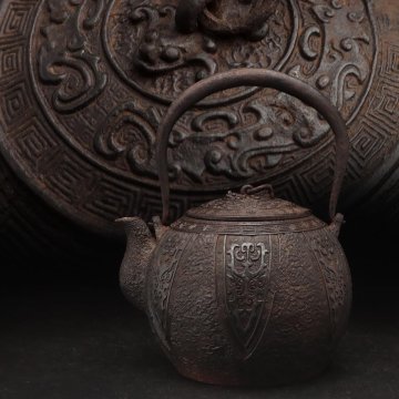 ZM689 時代 釜師造 銀象嵌提手 雨龍環摘 饕餮紋 日ノ丸形 鉄瓶 高22.1cm / 重1.4kg 水漏無・古鉄瓶 茶具 煎茶道具 古美術 検)大國寿朗