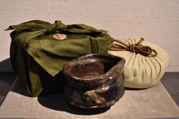 【GE】R435【コレクター所蔵品】《大名品》時代 黒織部茶碗/日本美術 美濃焼 織部 茶道具 沓茶碗 骨董品 時代品 美術品 古美術品 