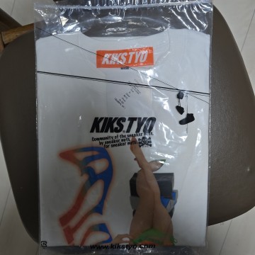 黒嵜菜々子とKIKSTYOのコラボTシャツ、色－ホワイト、サイズ－XL