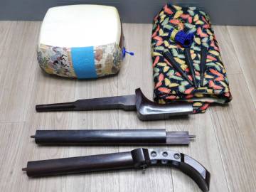 【中棹高級三味線】びっちり透かしトチ 紅木 １本溝(一段溝) K18刻印 子持ち綾杉胴 地唄 現状/M398