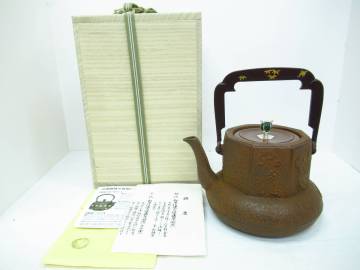 11D161◇雲色堂 和田美之助造 京都鉄瓶 八角 茶磨形鐵瓶 四季草花地紋 鉄製鉄瓶 急須 茶道具 共箱付◇未使用品