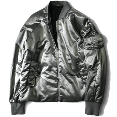 51,3万【フェンディ 新品】ラグジュアリー感◎視認性抜群FENDIアイコンミニバッグあしらい◇モードに再構築シルキーサテンのダウンブルゾン