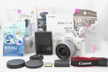 ★【初心者おすすめ 超極上美品 動作確認済み〇】 Canon EOS Kiss M (ホワイト) ★ EF-S15-45mm IS STM ★ レンズキット バッテリー/充電器