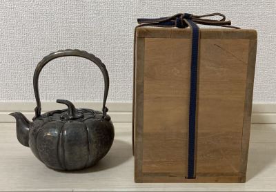 希少！純銀保証！純銀 松栄堂 銀瓶 南瓜 かぼちゃ 急須 共箱 総重量440.5g 湯沸 茶注 茶瓶 燗瓶 煎茶碗 茶道具 銀 鎚起 