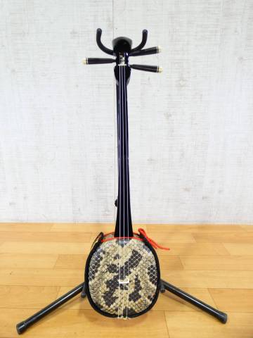 【USED!沖縄民族楽器 三線★和楽器/沖縄三味線/ケース無し/蛇皮柄プリント＠120（11）】