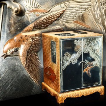 【治】金工家作 金銅象嵌雀彫銀板嵌 網代 小箪笥☆(検索:彫金 明治金工 ジュエリーケース 小物入 宝石箱 置物 小箱 貴金属 収納箱) BCE10