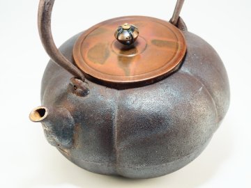 【治】釜師造 斑紫銅蓋 菊割形鉄瓶☆(検索:高橋敬典 畠春斎 角谷一圭 龍文堂 亀文堂 光玉堂 安之介 秦蔵六) BCE26