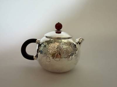 時代 純銀製 蔵六居造 丸形 唐木手 瑪瑙摘 急須 工芸品 美術品 銀瓶 煎茶道具