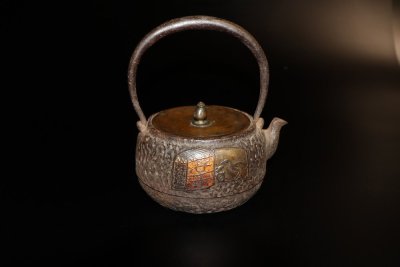 【江】釜師名人造 荒肌鶴亀漢字文虫喰摘姥口鉄瓶 高さ17.5㎝ 古美術品(茶道具茶器薬缶湯沸)XZ130 DTjjhi UTpplm