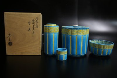 【江】翠嵐作 浅黄色交趾 桶側菊唐草文皆具 水指 杓立 建水 蓋置 在銘 共箱 古美術品(茶道具茶器)XZ219 COTeirr CVTDBkomm