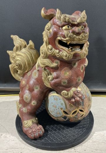 L1-091 【大】獅子 置物 玉獅子 玉乗り獅子 狛犬 色絵 金彩 在銘 オブジェ インテリア 陶器 縁起物 魔除け 伝統工芸品 中古