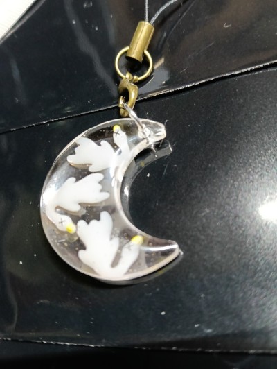 窮屈な三ケ月ストラップ