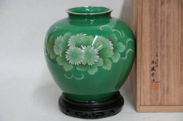 Ｔ２８２０　七宝焼　大阪淀屋橋尚美堂　安藤七宝　緑釉菊文七宝花瓶　台付き　共箱　高１８．５ｃｍ