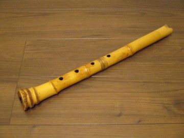 逸品　尺八　琴古流　在銘　「 大宝 」　歌口 ： 水牛　銀三線　籐巻　三ツ印　五孔　内黒漆塗　直し無し　和楽器