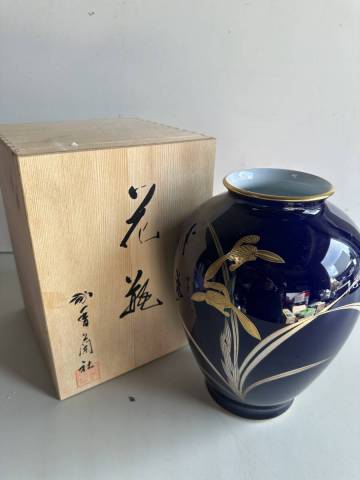 ⑤t308◆香蘭社 コウランシャ◆壺 花器 華器 フラワーベース 花瓶 花入れ 花生 金彩 高さ約24cm 菖蒲 花柄 花道 茶道 共箱付