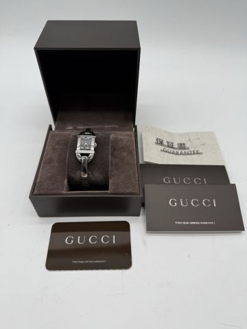 ◇ グッチ GUCCI レディース 腕時計 6800L スクエア 黒 ブラック シルバー SS レザー ブレス アナログ クォーツ バングル　箱付き