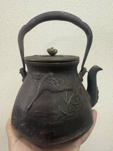 【正】明治時代　金龍堂名人　大国寿郎作　小振り古鉄瓶　全高約2１cm　最大幅約15cm　満水約1050ml　水漏れなし