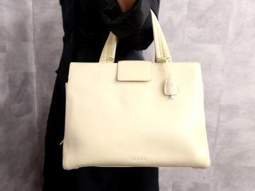 ●超美品●PRADA プラダ●ロゴ型押し●カーフ レザー 本革●ハンド バッグ●アイボリー●SV金具●イタリア製●ヴィンテージ●B5●Js62809