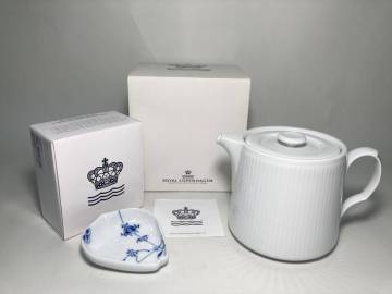京都8☆ ROYAL COPENHAGEN ロイヤルコペンハーゲン ホワイトフルーテッド 陶器 白 ティーポット ブルーパルメッテ 小皿付 箱付 高級 洋食器