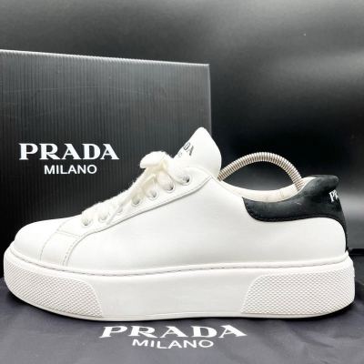 1円 【美品】 PRADA プラダ 【圧倒的存在感】 メンズ レザー 厚底 ロゴ エンボス 白 ホワイト スニーカー 靴 シューズ 27cm相当